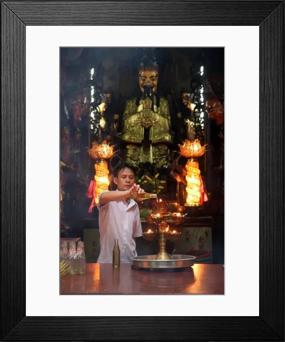 Framed Print : Buddhist worshipper, Taoist temple, Jade Emperor pagoda (Chua Phuoc Hai) Framed Print : Buddhist worshipper, Taoist temple, Jade Emperor pagoda (Chua Phuoc Hai)