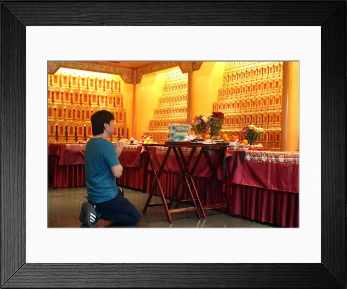 Framed Print : Ceremony in Ancenstral Hall, Buddha Tooth Relic Temple in Chinatown, Singapore