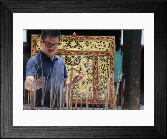 Framed Print : A Chinese man praying and offering incense, Thian Hock Keng Temple, Singapore Framed Print : A Chinese man praying and offering incense, Thian Hock Keng Temple, Singapore