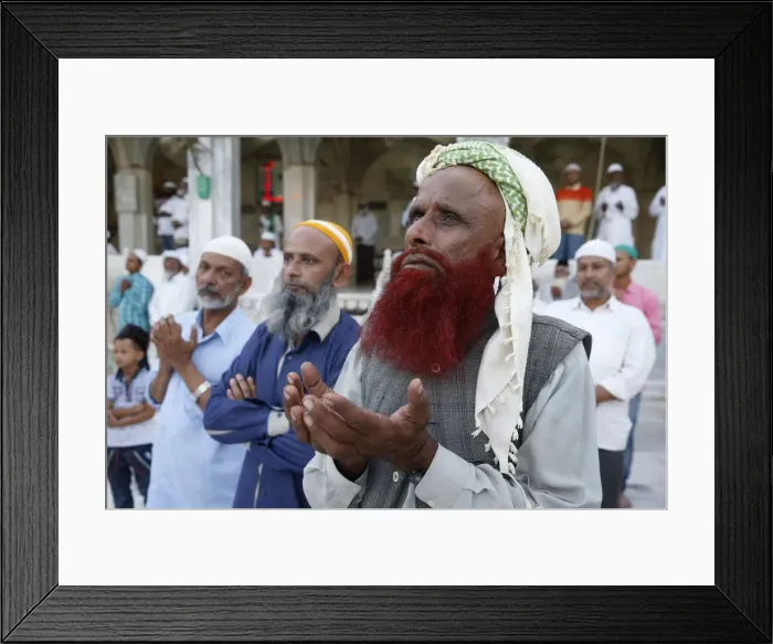 Framed Print : Muslim faithful turning towards the main shrine in the evening, Ajmer Sharif Dargah Framed Print : Muslim faithful turning towards the main shrine in the evening, Ajmer Sharif Dargah