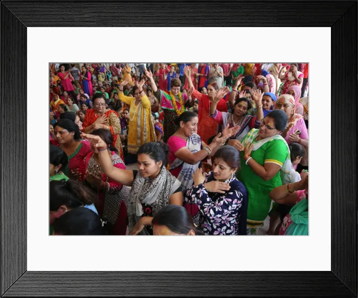 Framed Print : Prayers and chanting in Radha Rani Hindu temple, Barsana, Uttar Pradesh, India, Asia