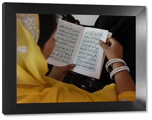 Woman reading Kuranic scriptures in Nizamuddin Dergah, Delhi, India, Asia