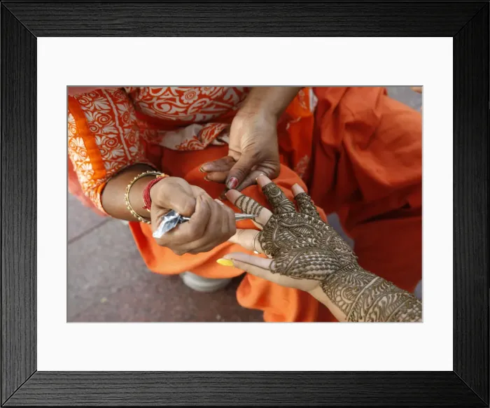 Framed Print : Henna tattooing in Delhi, India, Asia Framed Print : Henna tattooing in Delhi, India, Asia