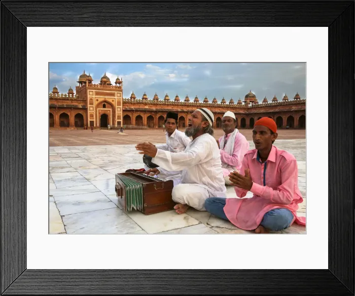 Framed Print : Qawali musician performing in the courtyard of Fatehpur Sikri Jama Masjid (Great Mosque) Framed Print : Qawali musician performing in the courtyard of Fatehpur Sikri Jama Masjid (Great Mosque)