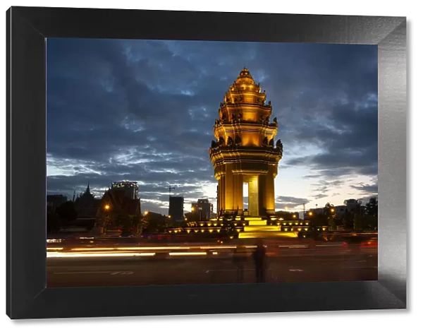 Independence Monument in Phnom Penh at twilight, Cambodia, Indochina, Southeast Asia