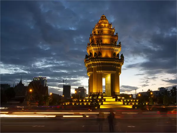 Independence Monument in Phnom Penh at twilight, Cambodia, Indochina, Southeast Asia