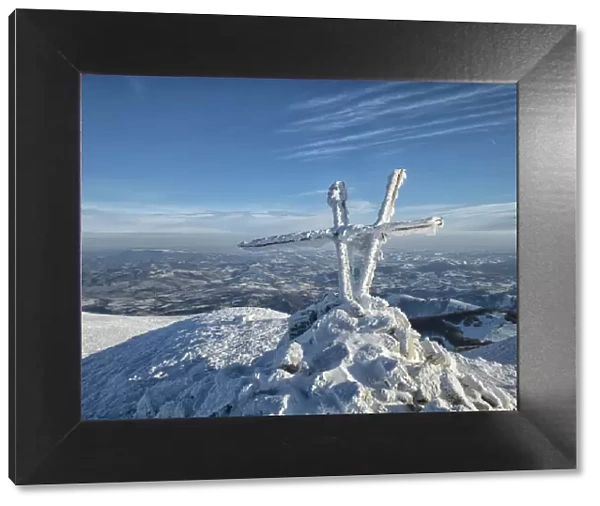 Summit cross of Mount Acuto in winter, Apennines, Umbria, Italy, Europe
