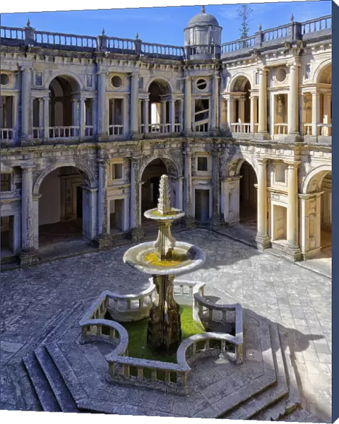 Main cloister and fountain, Castle and Convent of the Order of Christ (Convento do Cristo