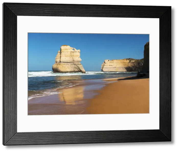 Framed Print : One of the Twelve Apostles and Southern Ocean, Twelve Apostles National Park Framed Print : One of the Twelve Apostles and Southern Ocean, Twelve Apostles National Park