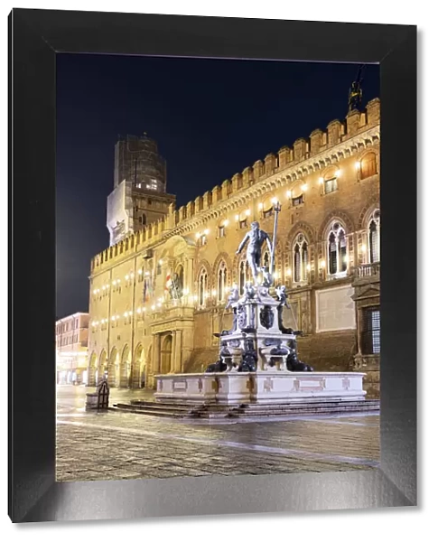 Night view of the fountain of Neptune and d Accursio municipal palace in