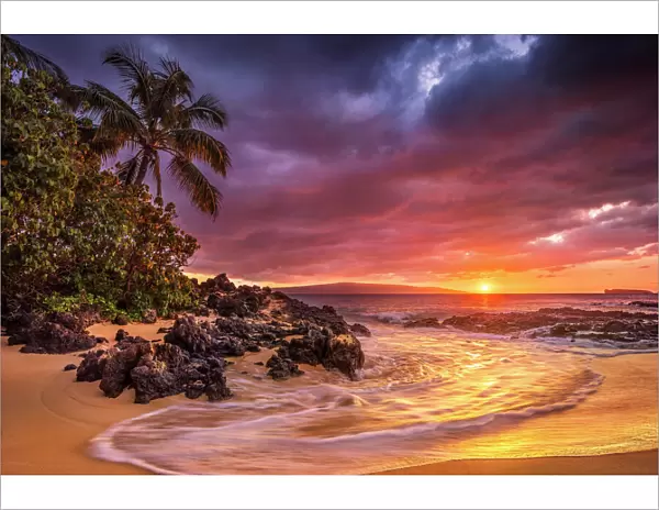 Sunset on the ocean at Pa ako Beach (Secret Cove), Maui, Hawaii
