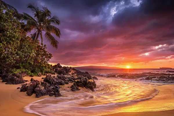 Sunset on the ocean at Pa ako Beach (Secret Cove), Maui, Hawaii