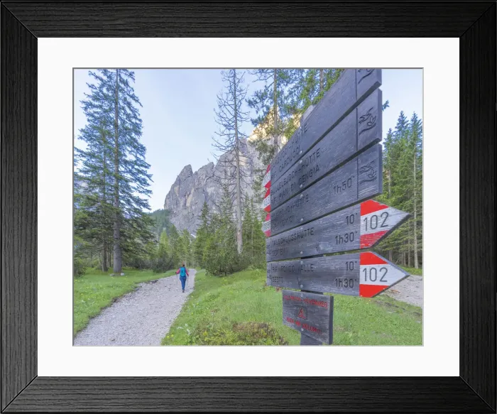 Framed Print : Hiking signage along footpath to Rifugio Zsigmondy Comici hut, Val Fiscalina Framed Print : Hiking signage along footpath to Rifugio Zsigmondy Comici hut, Val Fiscalina