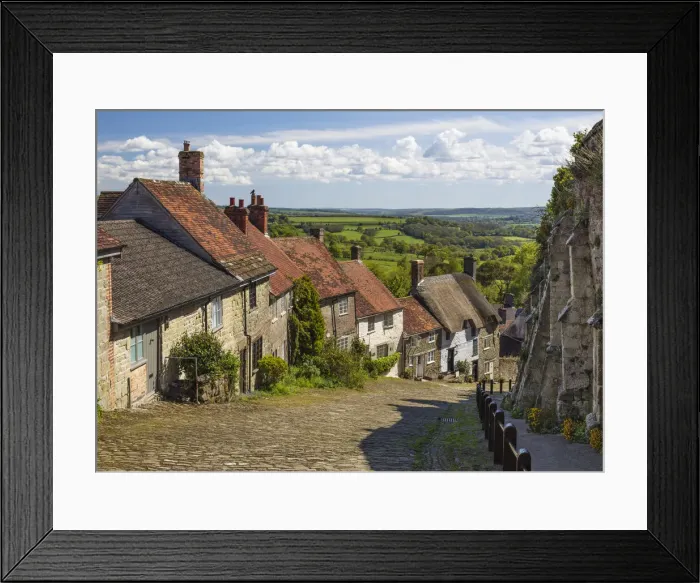 Framed Print : Gold Hill, cobbled lane lined with cottages and views over countryside, Shaftesbury Framed Print : Gold Hill, cobbled lane lined with cottages and views over countryside, Shaftesbury