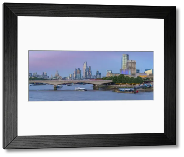Framed Print : View of Waterloo Bridge over the River Thames, St. Paul Framed Print : View of Waterloo Bridge over the River Thames, St. Paul