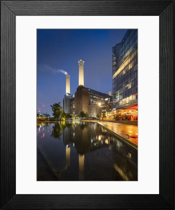Framed Print : The newly re-built Battersea Power Station and surrounding apartments and restaurants Framed Print : The newly re-built Battersea Power Station and surrounding apartments and restaurants