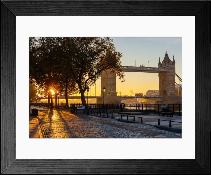 Framed Print : Autumn sunrise in grounds of the Tower of London, with Tower Bridge, London, England