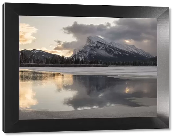 Sunrise at Mount Rundle and Vermillion Lakes with ice and snow, Banff National Park, UNESCO World Heritage Site, Alberta, Canadian Rockies, Canada, North America