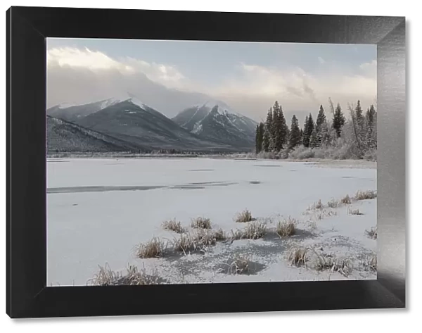 Mountains covered in snow and ice on Vermillion Lakes, Banff National Park, UNESCO World Heritage Site, Alberta, Canadian Rockies, Canada, North America