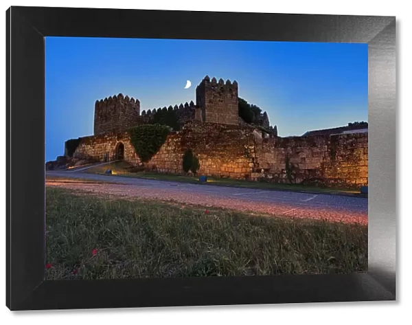 Treasons Gate and ramparts at twilight, Trancoso Castle, Serra da Estrela, Centro, Portugal, Europe