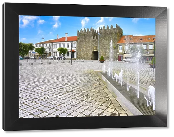Fountain in front of Kings Gate, Trancoso, Serra da Estrela, Centro, Portugal, Europe