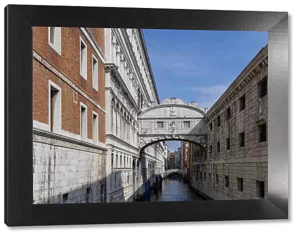 Perspective of the Bridge of Sighs, Rio di Palazzo, Venice, UNESCO World Heritage Site, Veneto, Italy, Europe