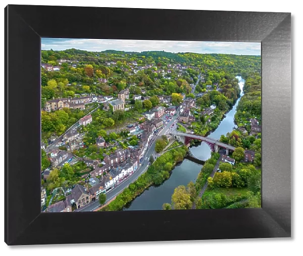 UK, England, Shropshire, Telford, Ironbridge Gorge, UNESCO World Heritage Site, Ironbridge, The Iron Bridge over River Severn