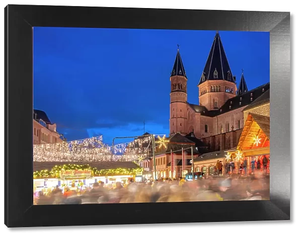 View of Christmas Market and Cathedral in Domplatz, Mainz, Rhineland-Palatinate, Germany, Europe