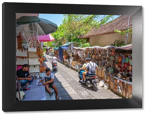 Motorcycles and souvenir stalls on street in Ubud, Ubud, Kabupaten Gianyar, Bali, Indonesia, South East Asia, Asia
