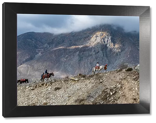 Horse riders on their way to the Vishnu Temple, Muktinath valley, Kingdom of Mustang, Himalayas, Nepal, Asia