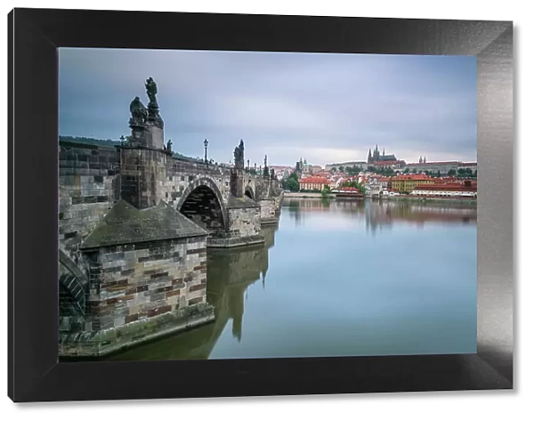 Prague Castle and Charles Bridge on Vltava River in city, UNESCO World Heritage Site, Prague, Bohemia, Czech Republic (Czechia), Europe