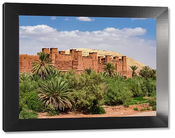 Old castle at foot of Atlas Mountains built with red mudbrick in the ksar of Ait Ben Haddou, UNESCO World Heritage Site, Ouarzazate province, Morocco, North Africa, Africa