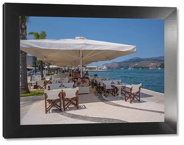 View of restaurant overlooking harbour in Argostoli, capital of Cephalonia, Argostolion, Kefalonia, Ionian Islands, Greek Islands, Greece, Europe