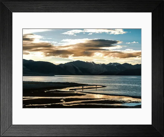 Framed Print : Sunset at Pan Gong lake with golden light reflection in the flat waters showing two people walking along the shore, Ladakh, northern India, Asia Framed Print : Sunset at Pan Gong lake with golden light reflection in the flat waters showing two people walking along the shore, Ladakh, northern India, Asia