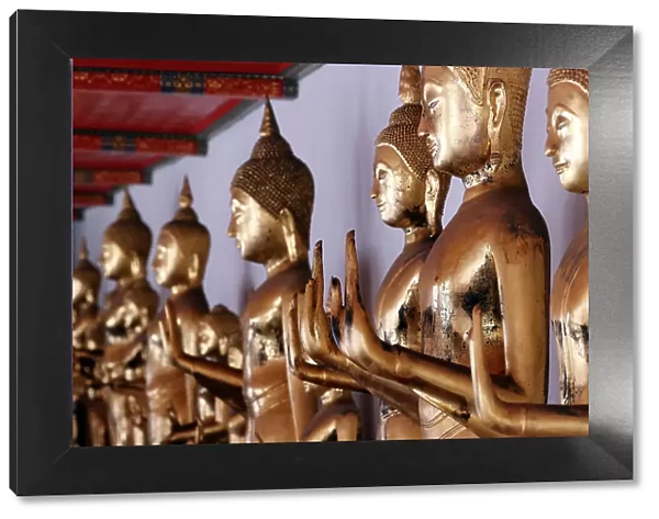 Row of golden Buddha statues, meditation, Wat Pho (Temple of the Reclining Buddha), Bangkok, Thailand, Southeast Asia, Asia