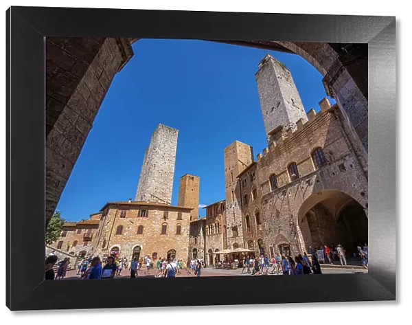 View of towers and Piazza del Duomo in San Gimignano, San Gimignano, UNESCO World Heritage Site, Province of Siena, Tuscany, Italy, Europe