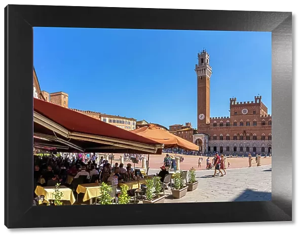 View of restaurants and Palazzo Pubblico in Piazza del Campo, UNESCO World Heritage Site, Siena, Tuscany, Italy, Europe