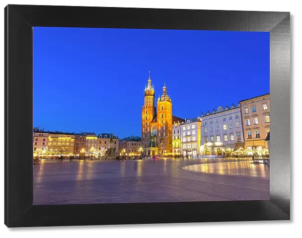 Main Market Square, St. Mary's Basilica, UNESCO World Heritage Site, Krakow, Poland, Europe