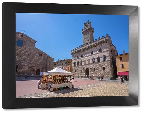 View of Palazzo Comunale in Piazza Grande in Montepulciano, Montepulciano, Province of Siena, Tuscany, Italy, Europe