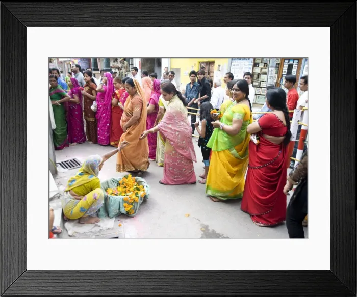 Framed Print : Women queueing for Diwali temple puja, buying garlands as offerings for the deity Framed Print : Women queueing for Diwali temple puja, buying garlands as offerings for the deity