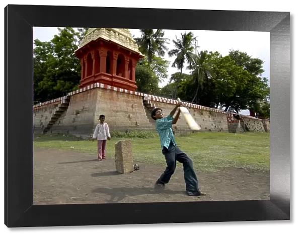 11676TNBL. Kids playing cricket, Tamil Nadu, India, Asia
