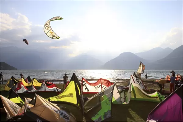 LOM2309. Kite surfers, Colico, Lake Como, Italian Lakes, Lombardy, Italy, Europe