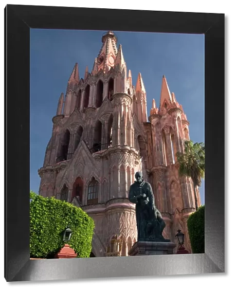 Parroquia de San Miguel Arcangel, late 19th century church and statue of Friar Juan de San Miguel in front, San Miguel de Allende, Guanajuato, Mexico
