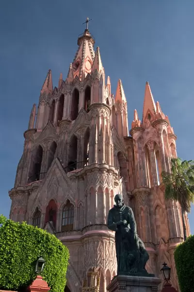 Parroquia de San Miguel Arcangel, late 19th century church and statue of Friar Juan de San Miguel in front, San Miguel de Allende, Guanajuato, Mexico