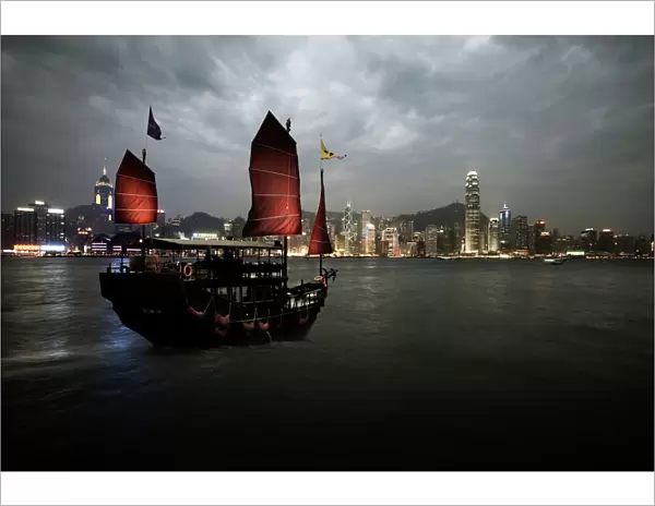 Chinese junk in Hong Kong harbour, Hong Kong, China, Asia