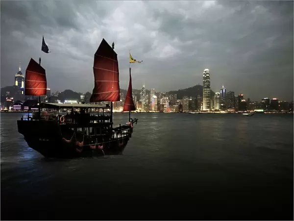Chinese junk in Hong Kong harbour, Hong Kong, China, Asia