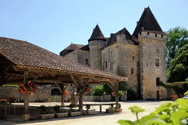 Old market and Le Chateau de la Marthonie, St. Jean de Cole, Dordogne, France, Europe