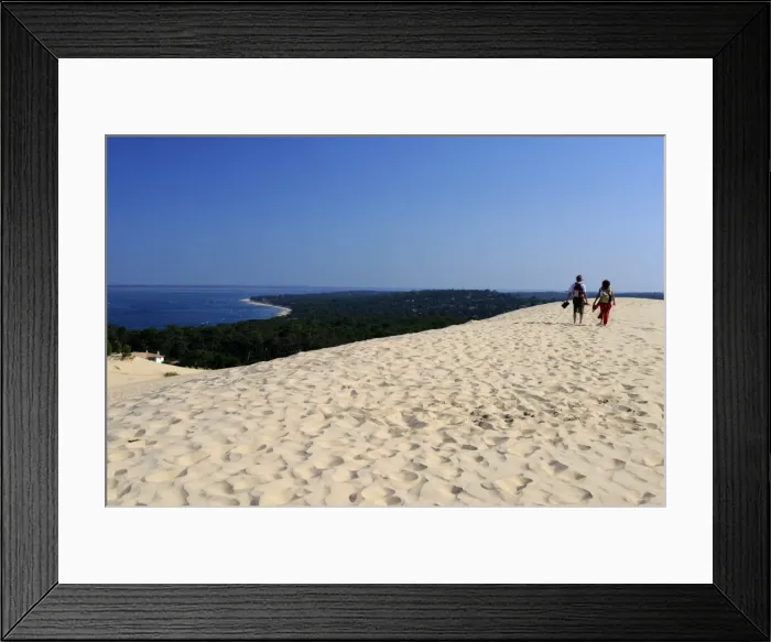Framed Print : Couple walking on the Dunes du Pyla, Bay of Arcachon, Cote d Argent