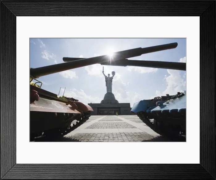 Framed Print : Tanks on display and Rodina Mat monument, Museum of the Great Patriotic War Framed Print : Tanks on display and Rodina Mat monument, Museum of the Great Patriotic War