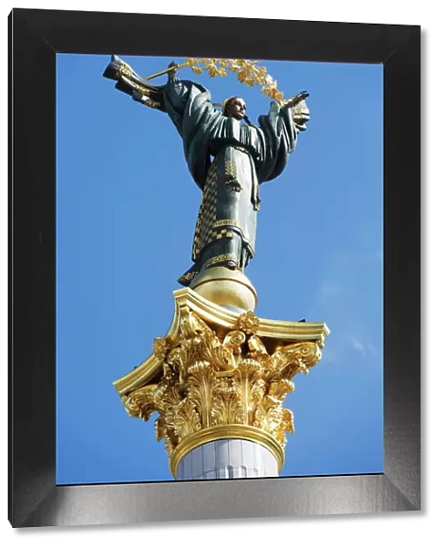 Symbol of Kiev statue, Maidan Nezalezhnosti (Independence Square), Kiev, Ukraine, Europe
